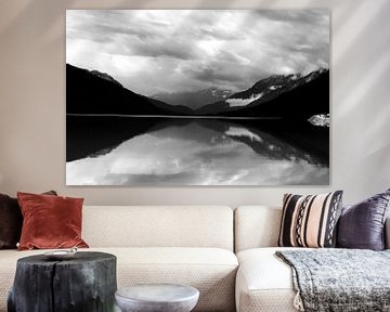 Zwart-wit foto van de bergen en een auto bij Moose Lake, Canada van Phillipson Photography