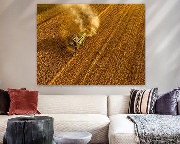 Combine oogst graan in de zomer gezien van bovenaf van Sjoerd van der Wal
