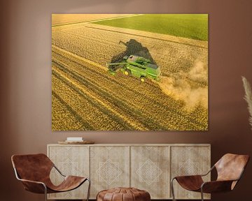 Moissonneuse-batteuse John Deere récoltant du blé pendant l'été. sur Sjoerd van der Wal Photographie