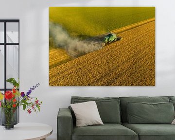 Moissonneuse-batteuse John Deere récoltant du blé pendant l'été. sur Sjoerd van der Wal Photographie