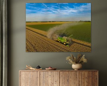 Mähdrescher bei der Weizenernte während der Sommersaison von Sjoerd van der Wal Fotografie