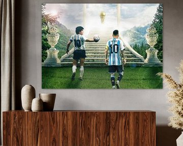 Lionel Messi und Diego Maradona (nehmen den Ball)