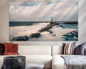 Une mer agitée et le phare d'IJmuiden