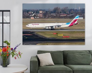 Landing Eurowings Airbus A340-300 (OO-SCW). van Jaap van den Berg