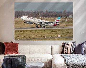 Décollage de l'Airbus A340-300 d'Eurowings (OO-SCW). sur Jaap van den Berg