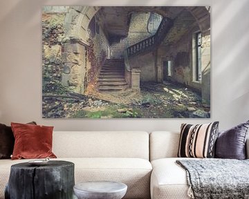 Een oud trappenhuis van een vervallen kasteel. van Patrick Löbler