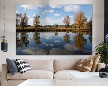 uitzicht op een meer in boswachterij Dorst met stapelwolken en reflectie