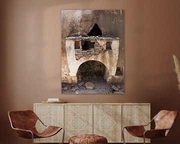 Oude vervallen schouw,broken fireplace,cheminée délabrée van Yke de Vos