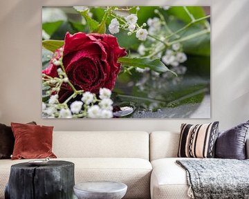 Liggende schoonheid met een rode roos en wit gipskruid van Jolanda de Jong-Jansen