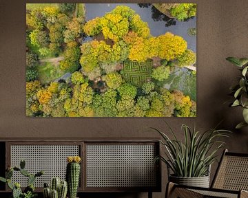 Un labyrinthe dans le jardin d'un château en automne sur Jeroen Kleiberg