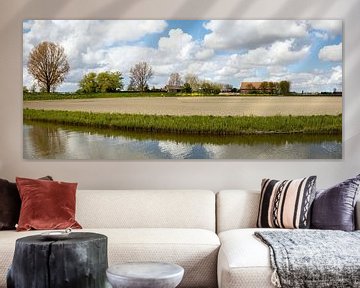 panorama d'un paysage et d'une ferme avec du grain et des nuages superposés sur W J Kok