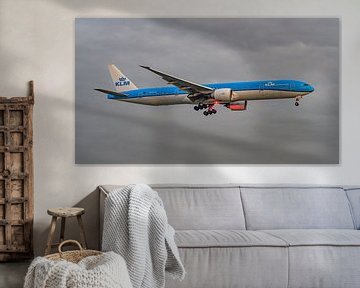 KLM Boeing 777-300 vlak voor landing. van Jaap van den Berg