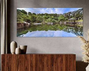 Panorama van de Mejiro Tuin weerspiegeld in het water.