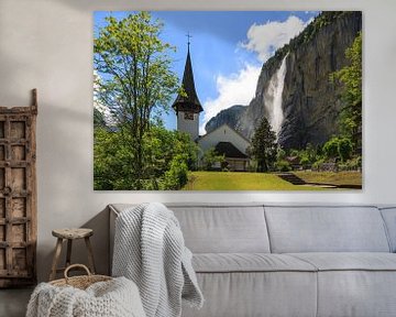 Die Kirche und der Staubbach-Wasserfall in Lauterbrunnen