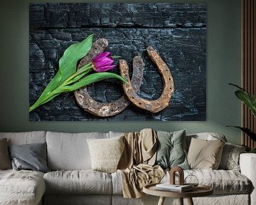horseshoe with flower