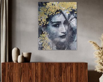 Julia. Retro portret van een vrouw in zwart-wit met gouden elementen van Dina Dankers