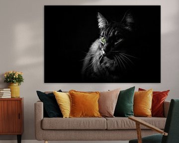 Low key zwart wit portret kat met groene ogen van Maud De Vries