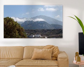 Berge mit Wolken auf Karpathos Griechenland von Guido van Veen