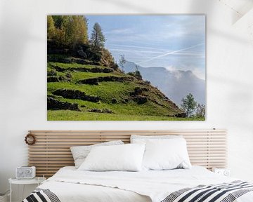 Paysage italien en terrasses dans les montagnes ; vue sur la vallée d'Aoste sur Hein Fleuren