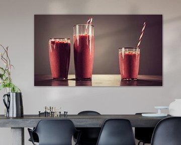 Glas mit Erdbeersaft, Illustration von Animaflora PicsStock