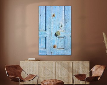 Oude houten blauwe deur met planken en sleutelgaten van My Footprints