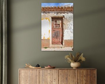 Porte brune en bois dans un chalet avec des tuiles typiques sur My Footprints