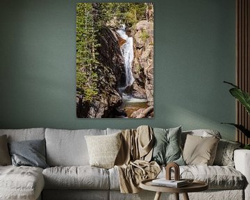 Chute d'eau dans les Montagnes Rocheuses sur Louise Poortvliet