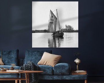 Bateau à voile dans le Biesbosch - carré de photos en noir et blanc sur Kees Dorsman