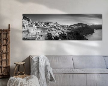 Santorini in Griekenland in de ochtend in zwart-wit . van Manfred Voss, Schwarz-weiss Fotografie