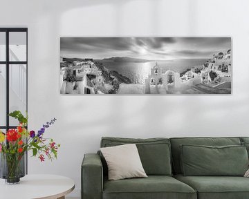 Panorama de Santorin avec vue sur la mer en noir et blanc . sur Manfred Voss, Schwarz-weiss Fotografie