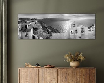 Clocher du village d'Oia à Santorin en noir et blanc. sur Manfred Voss, Schwarz-weiss Fotografie