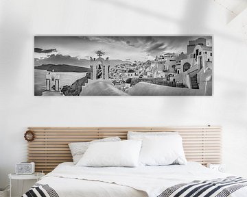 Eiland Santorini in Griekenland met het dorp Oia in zwart en wit. van Manfred Voss, Schwarz-weiss Fotografie