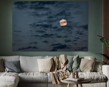 pleine lune derrière des nuages sombres sur VIDEOMUNDUM