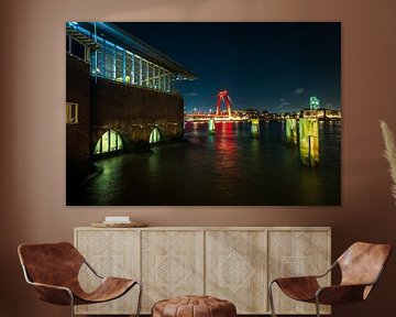 De rode Willemsbrug in Rotterdam in de avond met reflecties van Bart Ros