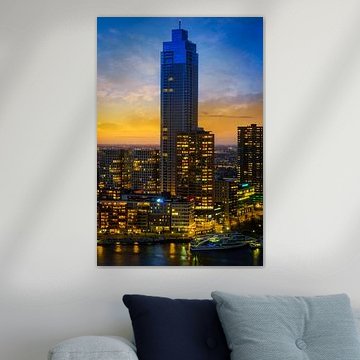 woontoren de zalmhaven in Rotterdam tijdens de zonsondergang.