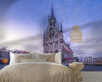 Het stadhuis van gouda met vlag en zonsondergang