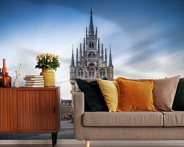 Het stadhuis van gouda met vlag en zonsondergang