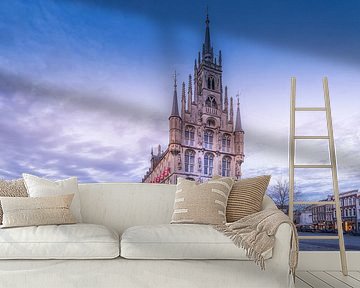 Het stadhuis van gouda met vlag en zonsondergang