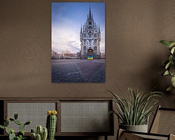 Rathaus von Gouda mit Fahne und Sonnenuntergang