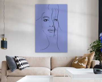Fashionista II in einer Strichzeichnung - Modisches Porträt einer schönen Frau in blau-lila von MadameRuiz