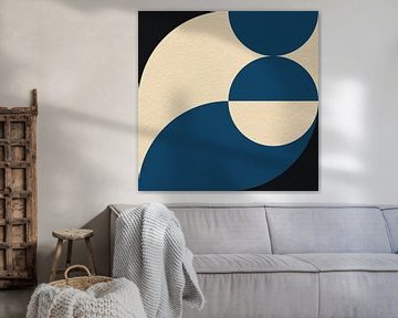 Moderne abstrakte minimalistische Kunst mit geometrischen Formen in Blau, Schwarz und Weiß von Dina Dankers