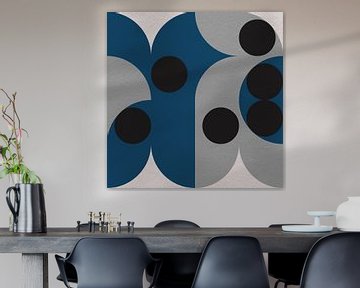 Art moderne abstrait minimaliste avec des formes géométriques en bleu, noir et gris. sur Dina Dankers