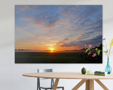 opkomende zon schijnt onder tegen de wolken