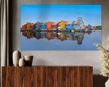 Gekleurde huizen in het reitdiep bij Groningen van Truus Nijland