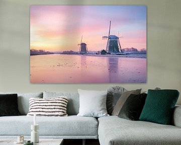 Winterlicher Sonnenaufgang mit Windmühlen in den Niederlanden von iPics Photography