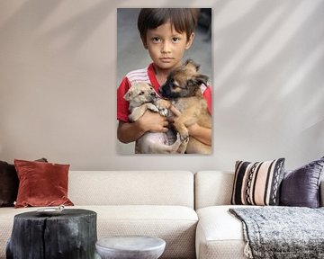 Jongetje met hondjes in Vietnam van Gert-Jan Siesling