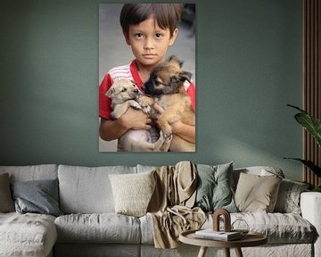 Jongetje met hondjes in Vietnam van Gert-Jan Siesling