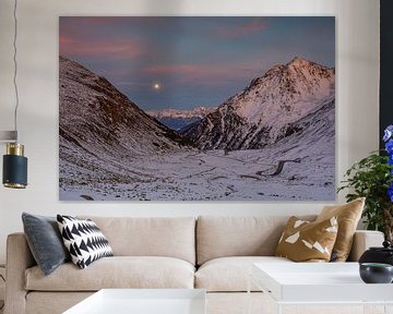 La pleine lune dans le ciel de l'Engadine au-dessus du col hivernal de la Flüela en novembre