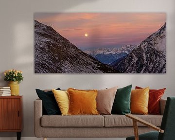 Kleurrijke Engadiner bergen met volle maan op de Flüela Pass Winter