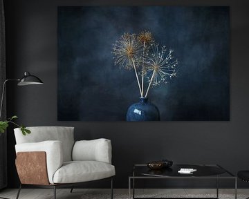Vie tranquille, oignon ornemental séché avec vase bleu.